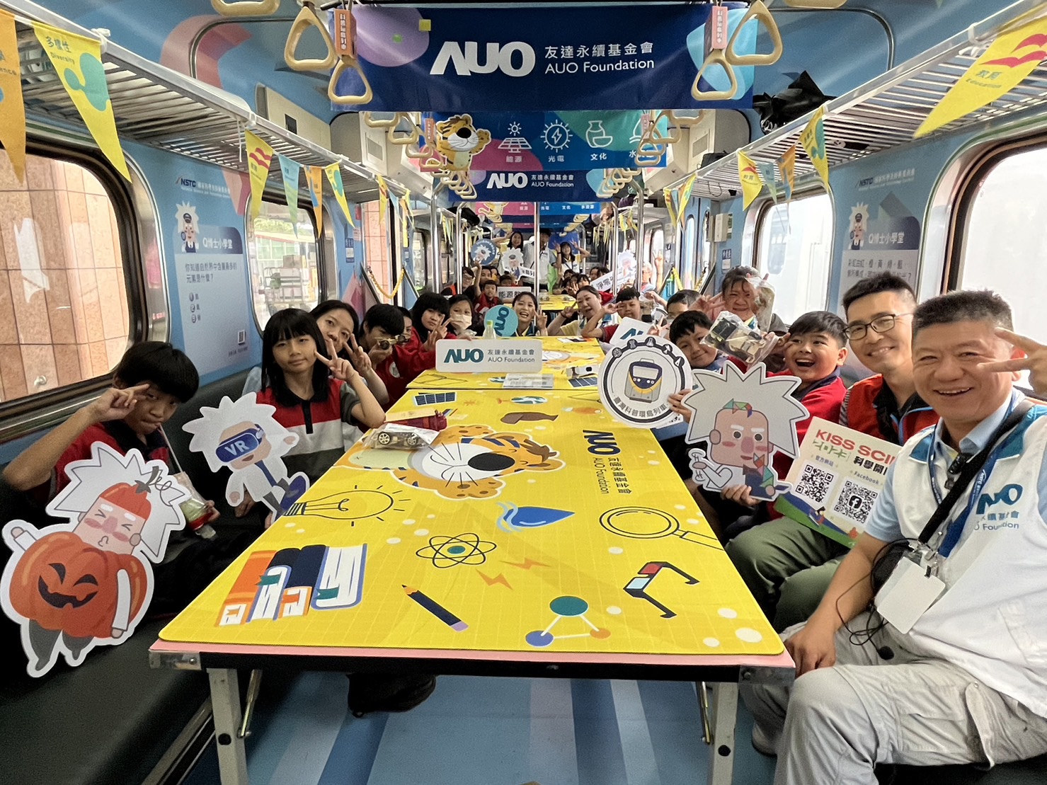 G22恒峰永續基金會參與「臺灣科普環島列車」，設計基礎科學車廂課程，以「淨零碳排和永續能源」為主題，讓學生透過創意實驗認識淨零知識，以及思考生活中的減碳行為