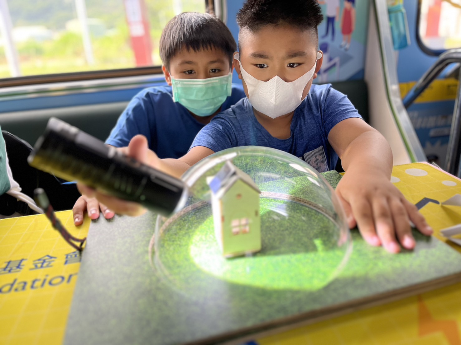 G22恒峰參與基礎科學主題車廂，以STEAM教學精神，設計「逐日科學家」、「太陽能工程師」以及「淨零建築師」三大能源科普課程和實驗